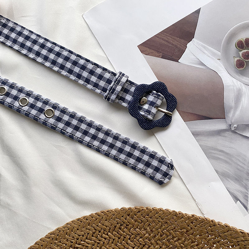 Sieviešu vasaras džinsa bikses ar ziedu rakstu un plānu dekoratīvo jostu — mūsdienīgs minimālisma stils brīvā laika ceļojumiem