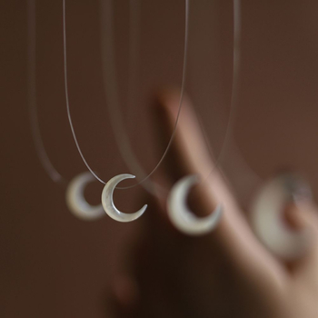 Vienkārša dabīgā čaumalas kaklarota ar mēness formas piekari, roku darbs, regulāra ķēde, apkārtmērs 21-50 cm