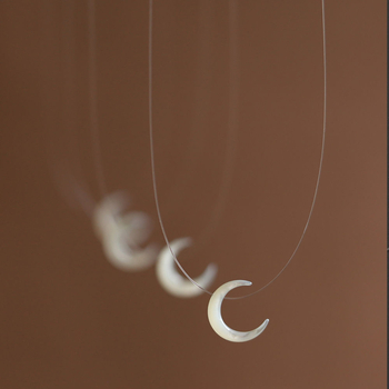 Vienkārša dabīgā čaumalas kaklarota ar mēness formas piekari, roku darbs, regulāra ķēde, apkārtmērs 21-50 cm