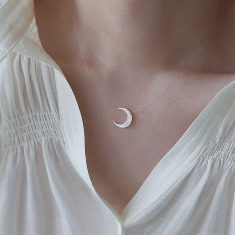 Vienkārša dabīgā čaumalas kaklarota ar mēness formas piekari, roku darbs, regulāra ķēde, apkārtmērs 21-50 cm