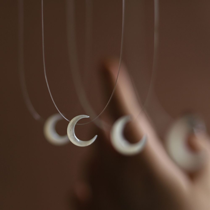 Vienkārša dabīgā čaumalas kaklarota ar mēness formas piekari, roku darbs, regulāra ķēde, apkārtmērs 21-50 cm