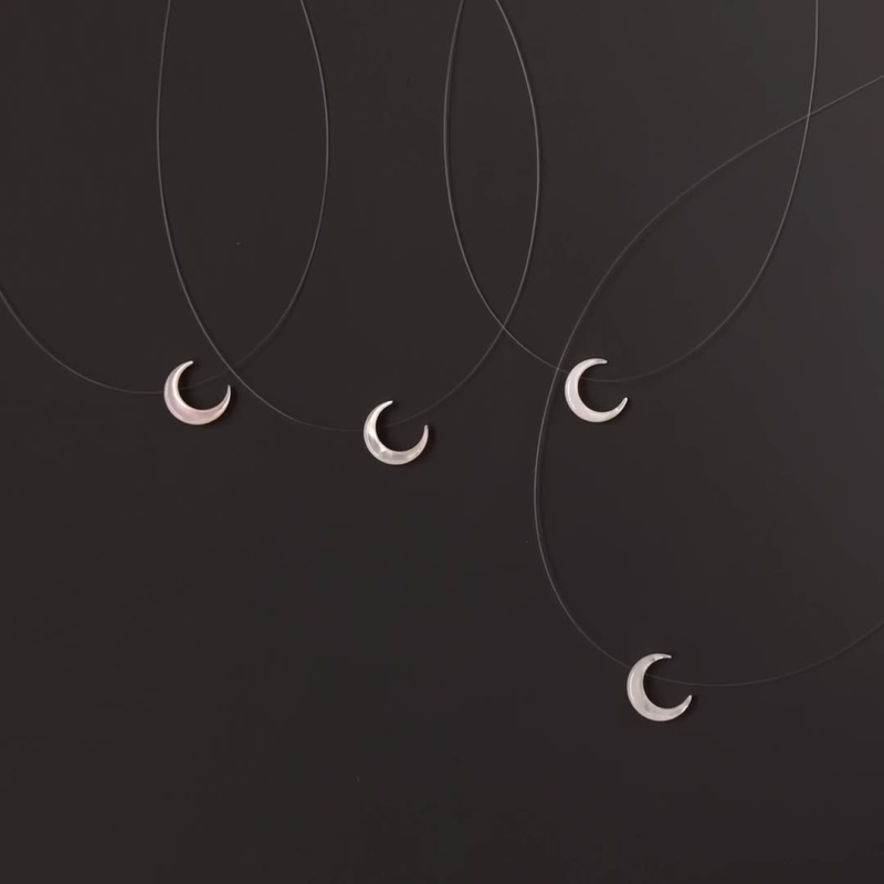 Vienkārša dabīgā čaumalas kaklarota ar mēness formas piekari, roku darbs, regulāra ķēde, apkārtmērs 21-50 cm