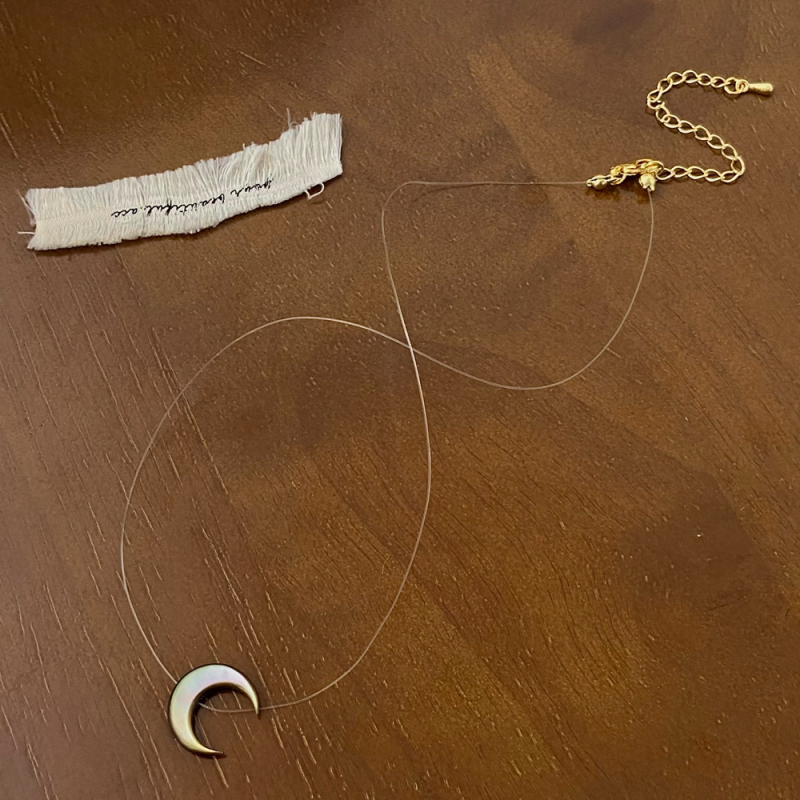 Vienkārša dabīgā čaumalas kaklarota ar mēness formas piekari, roku darbs, regulāra ķēde, apkārtmērs 21-50 cm