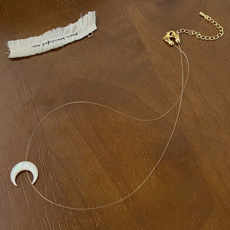 Vienkārša dabīgā čaumalas kaklarota ar mēness formas piekari, roku darbs, regulāra ķēde, apkārtmērs 21-50 cm