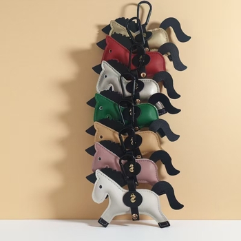 Odinis raktų pakabukas su karikatūrine detale – atskirai įpakuotas; tinkamas dovanai (atskirai įpakuotas; oda; karikatūrų stilius)