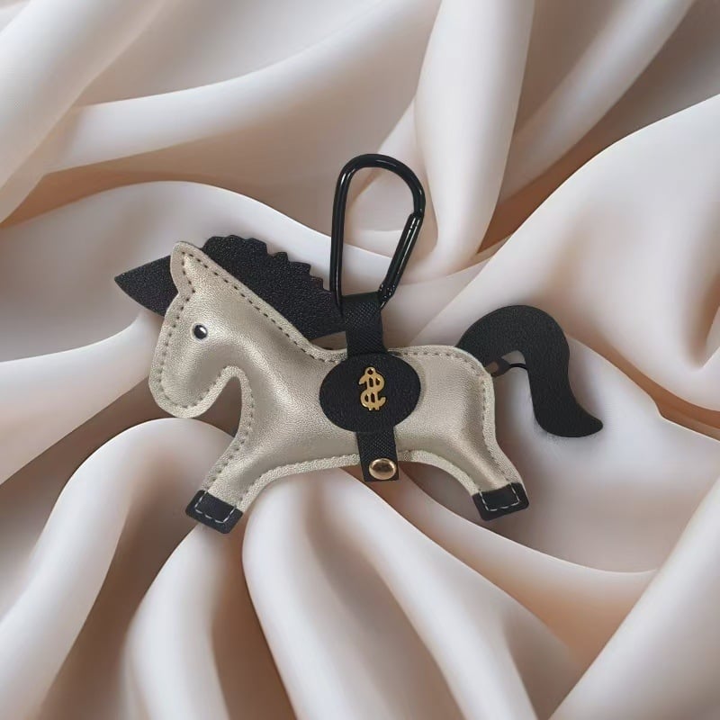 Odinis raktų pakabukas su karikatūrine detale – atskirai įpakuotas; tinkamas dovanai (atskirai įpakuotas; oda; karikatūrų stilius)