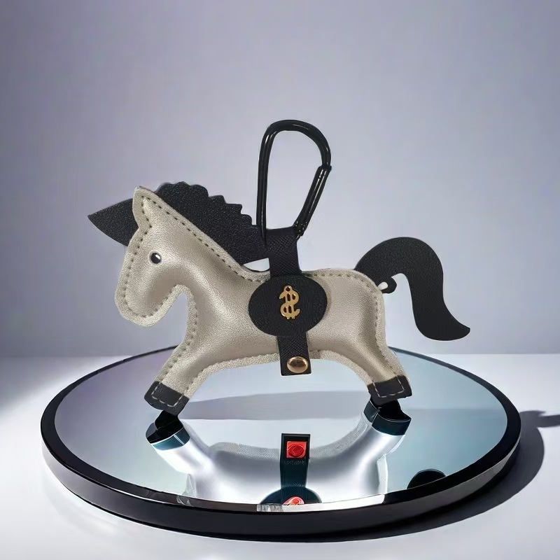 Odinis raktų pakabukas su karikatūrine detale – atskirai įpakuotas; tinkamas dovanai (atskirai įpakuotas; oda; karikatūrų stilius)