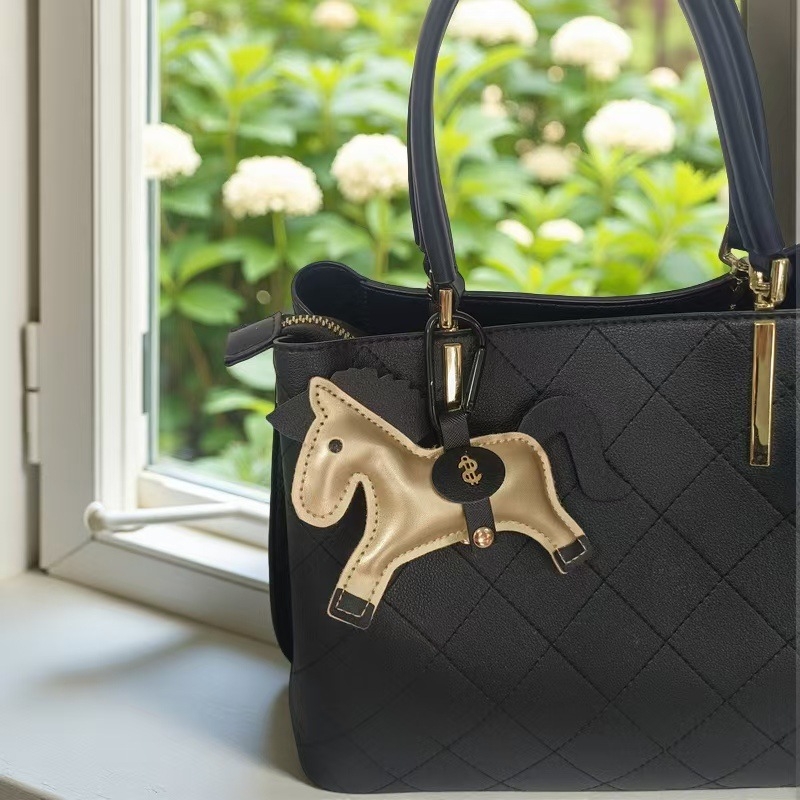 Odinis raktų pakabukas su karikatūrine detale – atskirai įpakuotas; tinkamas dovanai (atskirai įpakuotas; oda; karikatūrų stilius)