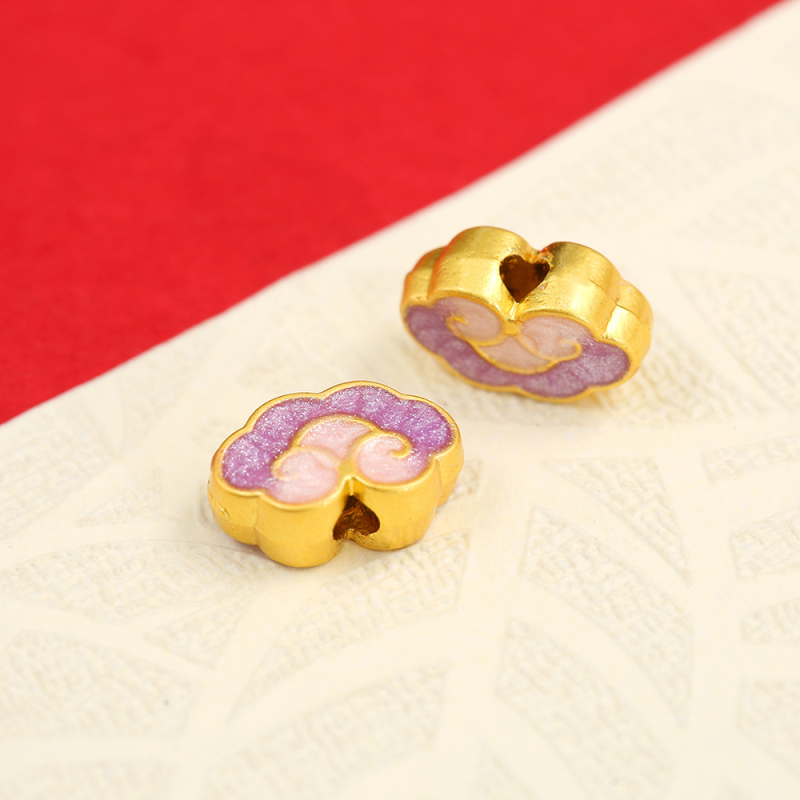 Privjesak od legure s kapljicama ulja, u starom stilu, književno retro, jesen 2024.