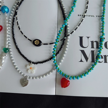 Gyöngyös kulcscsont köré fűzött nyaklánc, szívmedállal, kagylóbevonattal, kézzel készített, Instagram-stílus