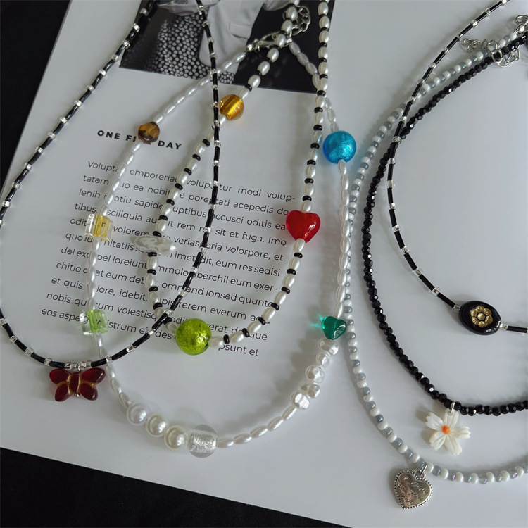 Gyöngyös kulcscsont köré fűzött nyaklánc, szívmedállal, kagylóbevonattal, kézzel készített, Instagram-stílus