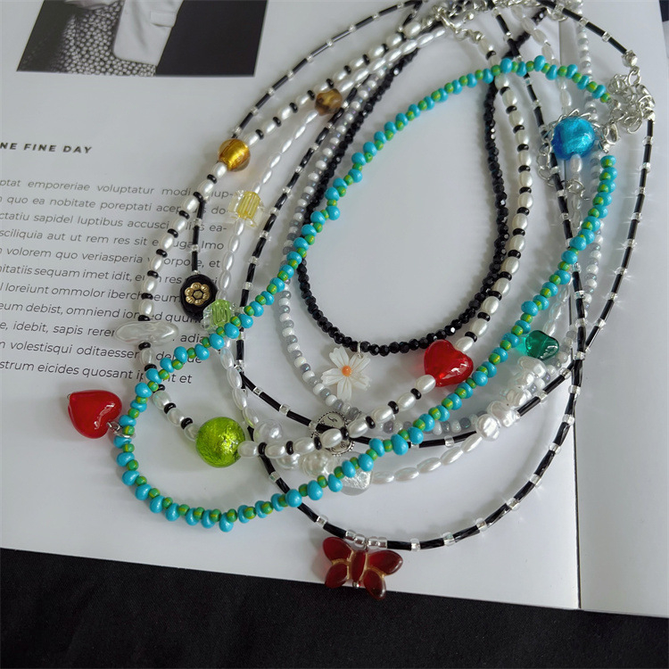 Gyöngyös kulcscsont köré fűzött nyaklánc, szívmedállal, kagylóbevonattal, kézzel készített, Instagram-stílus