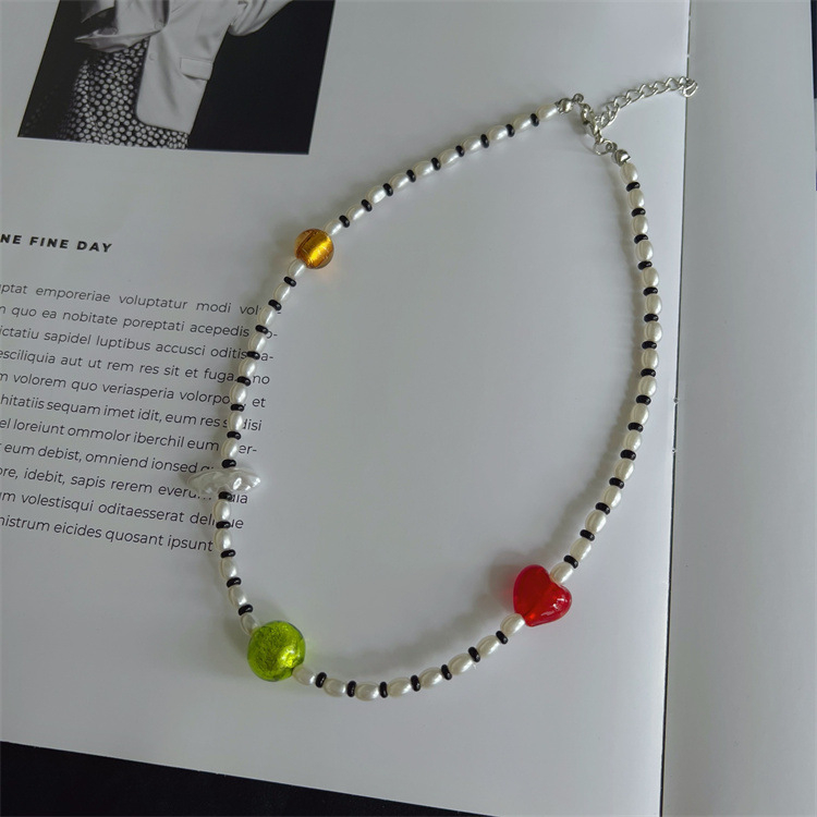 Gyöngyös kulcscsont köré fűzött nyaklánc, szívmedállal, kagylóbevonattal, kézzel készített, Instagram-stílus