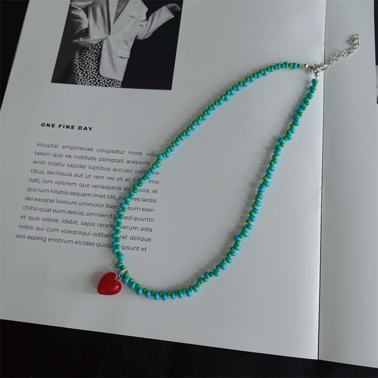 Gyöngyös kulcscsont köré fűzött nyaklánc, szívmedállal, kagylóbevonattal, kézzel készített, Instagram-stílus