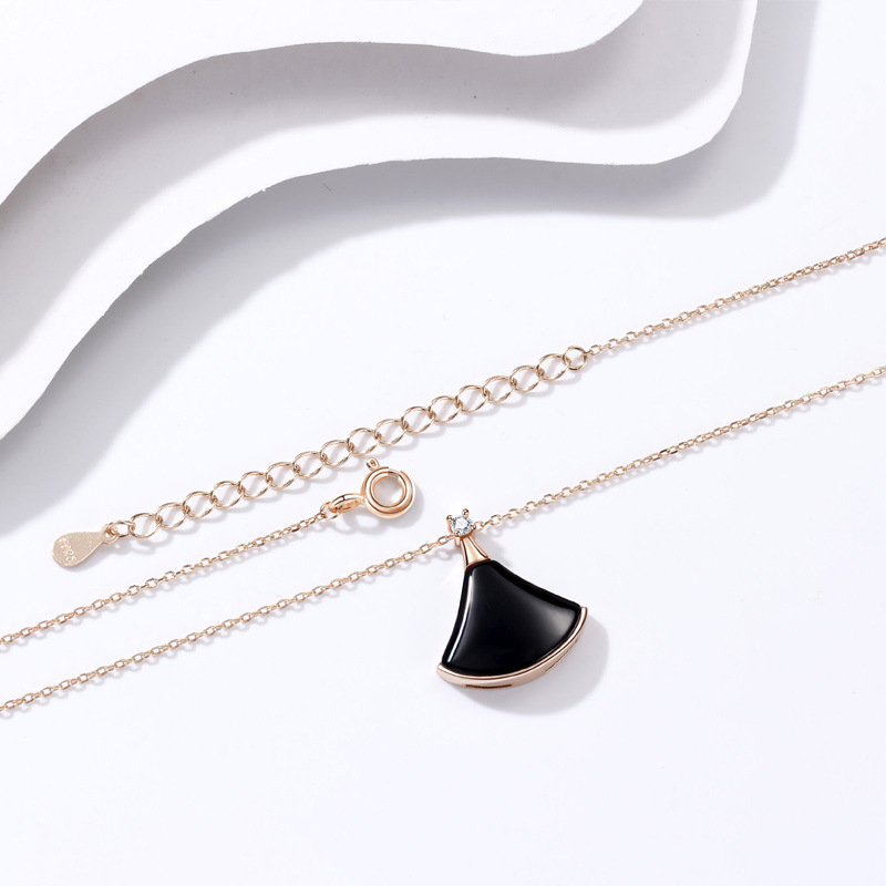 925 sudraba kaklarota ar ventilatora formas kulonu, krustveida ķēde, regulējama garuma 21–50 cm, svars 2,4 g