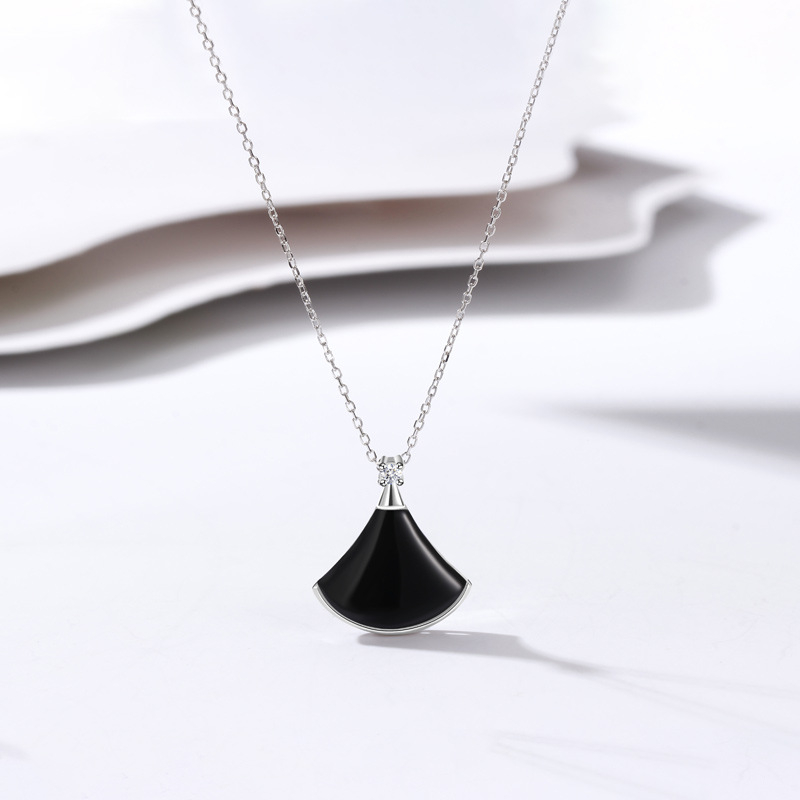 925 sudraba kaklarota ar ventilatora formas kulonu, krustveida ķēde, regulējama garuma 21–50 cm, svars 2,4 g