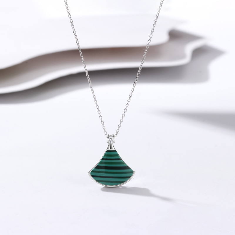 925 sudraba kaklarota ar ventilatora formas kulonu, krustveida ķēde, regulējama garuma 21–50 cm, svars 2,4 g