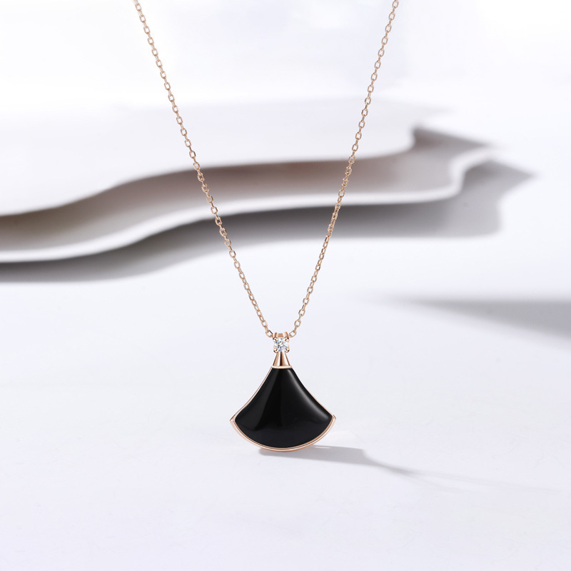 925 sudraba kaklarota ar ventilatora formas kulonu, krustveida ķēde, regulējama garuma 21–50 cm, svars 2,4 g