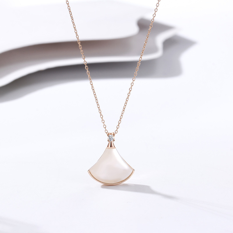 925 sudraba kaklarota ar ventilatora formas kulonu, krustveida ķēde, regulējama garuma 21–50 cm, svars 2,4 g