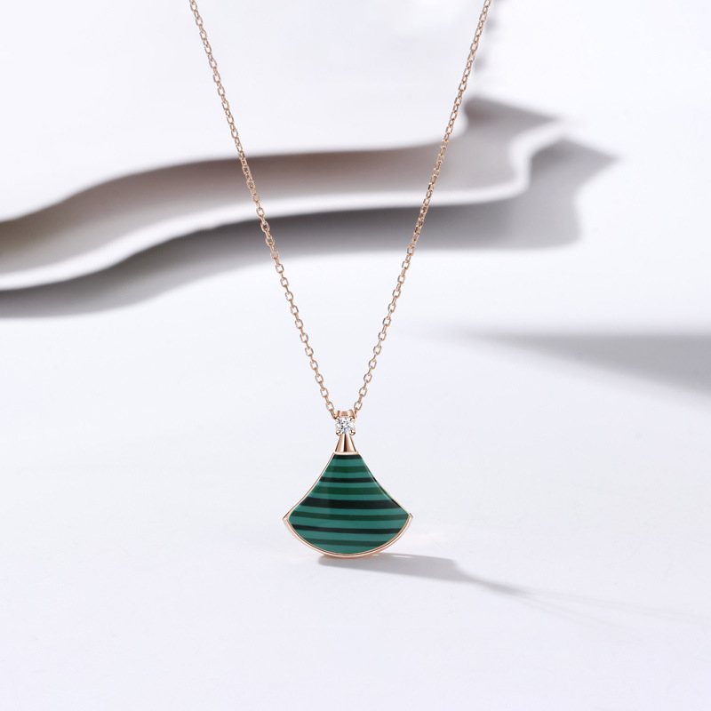 925 sudraba kaklarota ar ventilatora formas kulonu, krustveida ķēde, regulējama garuma 21–50 cm, svars 2,4 g