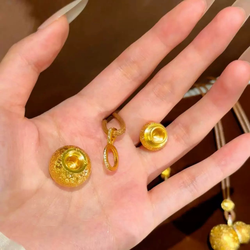 Kaklarota ar metāla kulonu, zelta pārklājums, parasta ķēde, viduslaiku retro stils