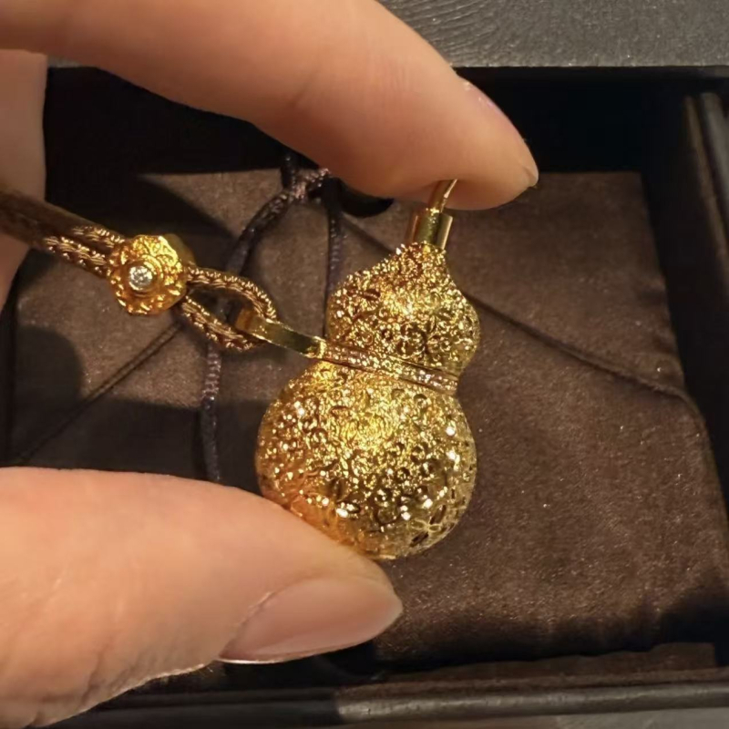 Kaklarota ar metāla kulonu, zelta pārklājums, parasta ķēde, viduslaiku retro stils