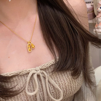 RONERAI Kaklarota no metāla ķēdei ar mātes pērles kulonu, garums 31–40 cm, daudzslāņu dizains