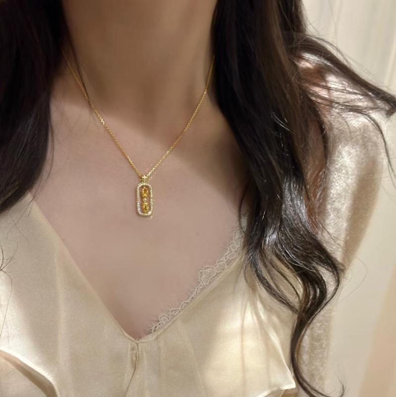 RONERAI Kaklarota no metāla ķēdei ar mātes pērles kulonu, garums 31–40 cm, daudzslāņu dizains