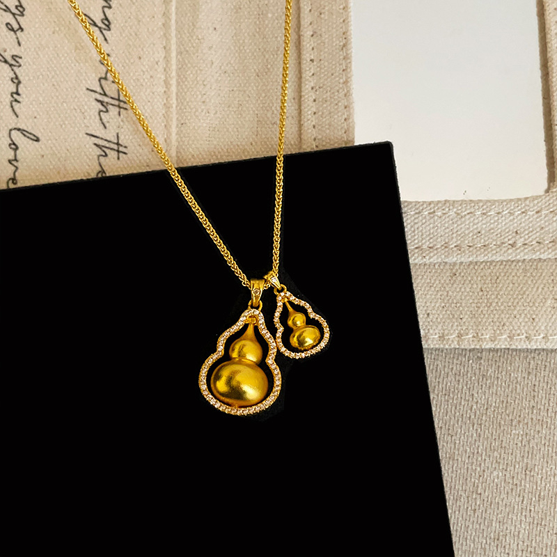 RONERAI Kaklarota no metāla ķēdei ar mātes pērles kulonu, garums 31–40 cm, daudzslāņu dizains