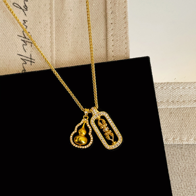 RONERAI Kaklarota no metāla ķēdei ar mātes pērles kulonu, garums 31–40 cm, daudzslāņu dizains