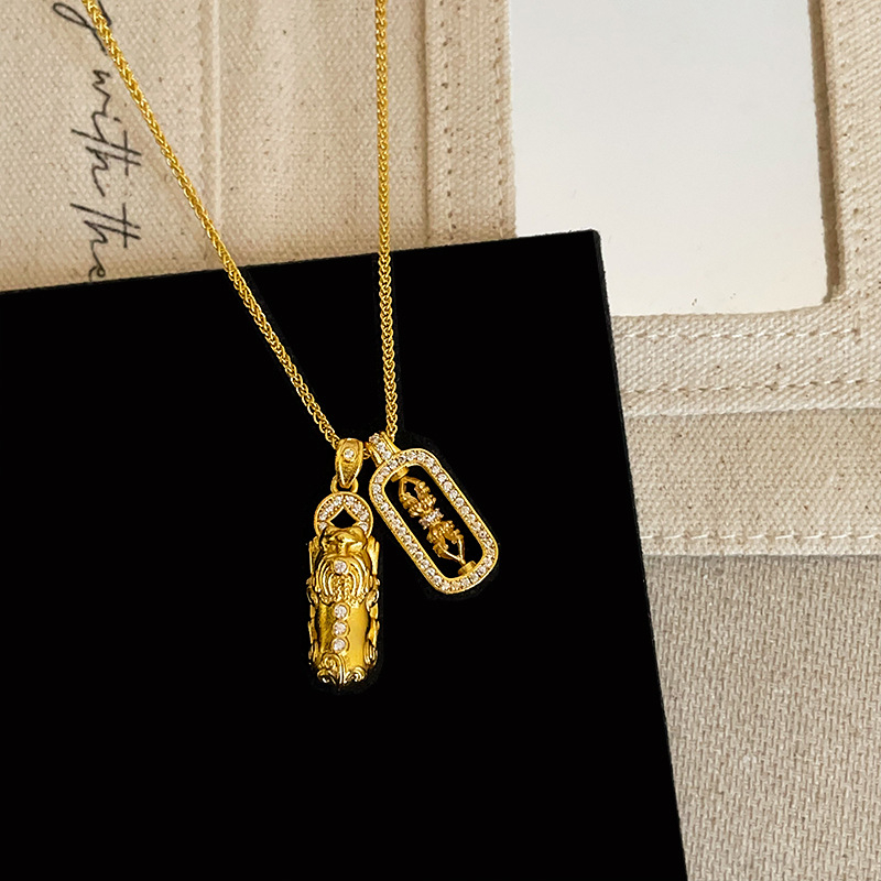 RONERAI Kaklarota no metāla ķēdei ar mātes pērles kulonu, garums 31–40 cm, daudzslāņu dizains