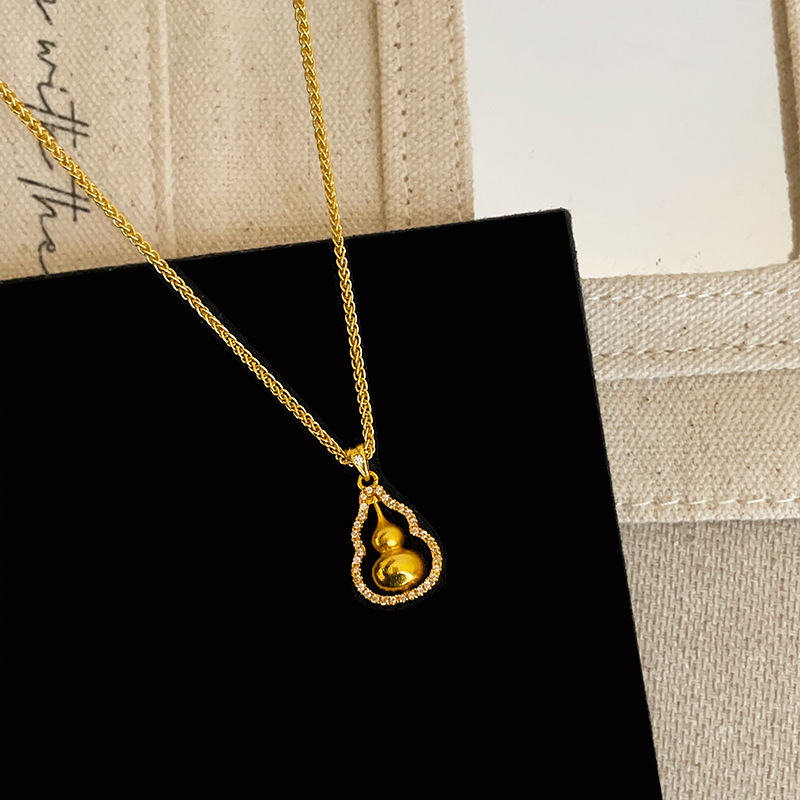 RONERAI Kaklarota no metāla ķēdei ar mātes pērles kulonu, garums 31–40 cm, daudzslāņu dizains