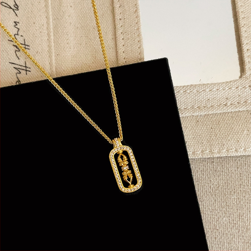 RONERAI Kaklarota no metāla ķēdei ar mātes pērles kulonu, garums 31–40 cm, daudzslāņu dizains