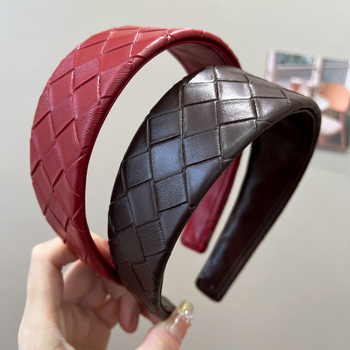 Odinė plaukų juostelė su languotu raštu, rankų darbas, ruduo 2025, universalus stilius
