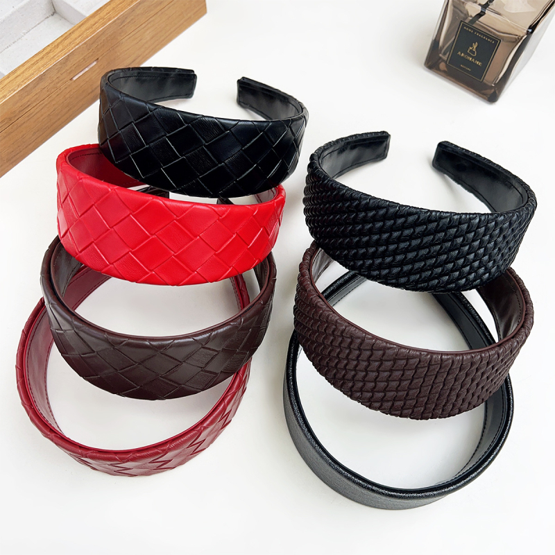 Odinė plaukų juostelė su languotu raštu, rankų darbas, ruduo 2025, universalus stilius