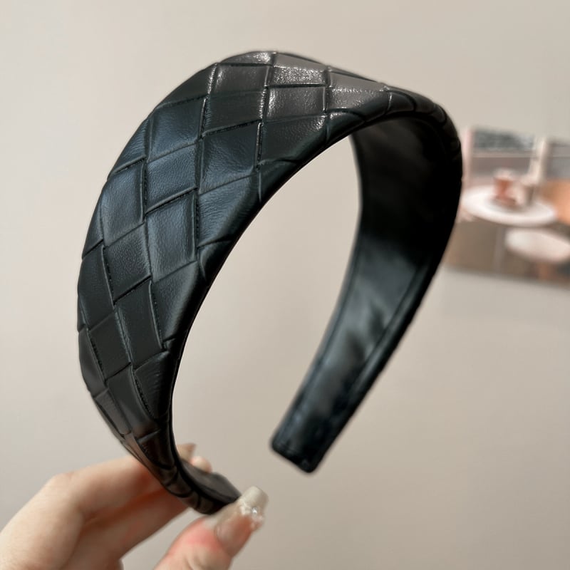 Odinė plaukų juostelė su languotu raštu, rankų darbas, ruduo 2025, universalus stilius