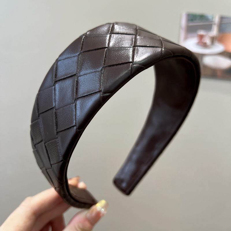 Odinė plaukų juostelė su languotu raštu, rankų darbas, ruduo 2025, universalus stilius