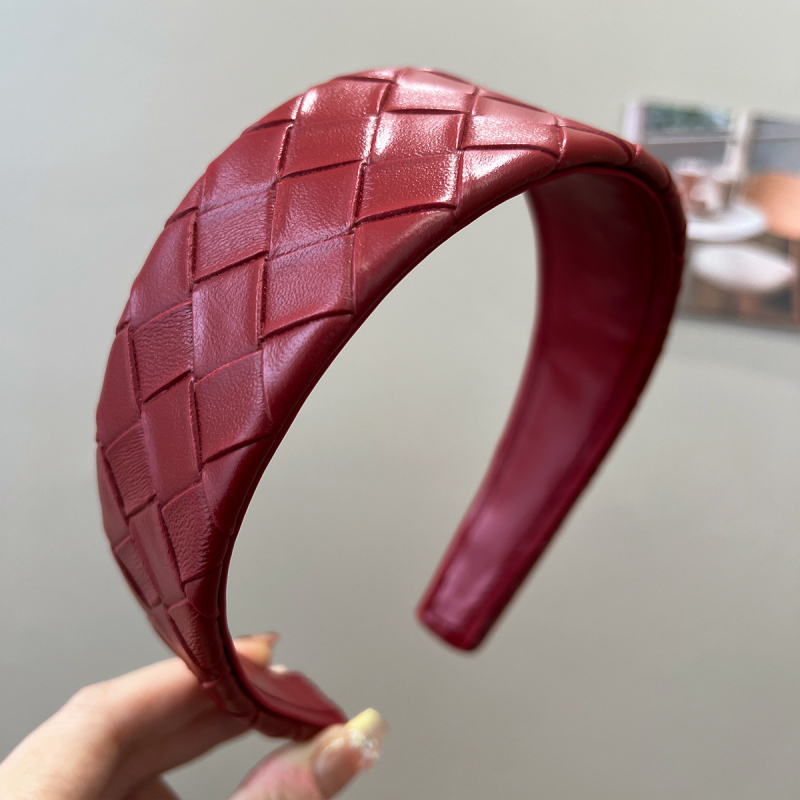 Odinė plaukų juostelė su languotu raštu, rankų darbas, ruduo 2025, universalus stilius
