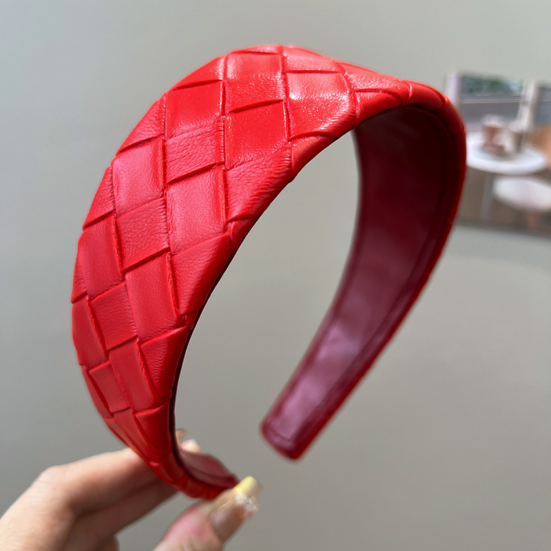 Odinė plaukų juostelė su languotu raštu, rankų darbas, ruduo 2025, universalus stilius