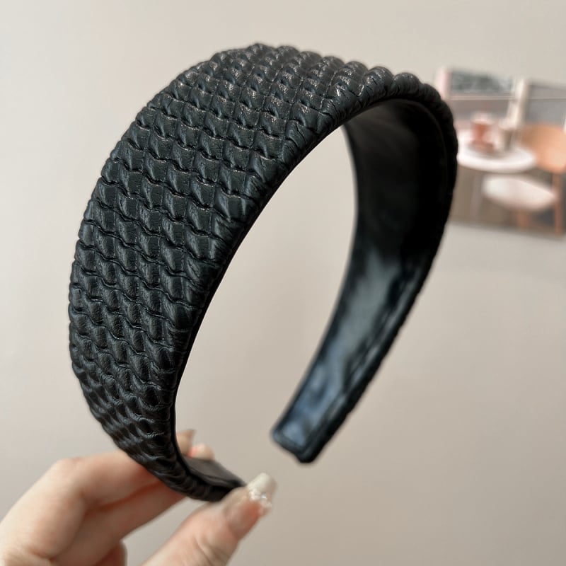 Odinė plaukų juostelė su languotu raštu, rankų darbas, ruduo 2025, universalus stilius