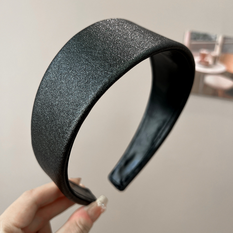 Odinė plaukų juostelė su languotu raštu, rankų darbas, ruduo 2025, universalus stilius