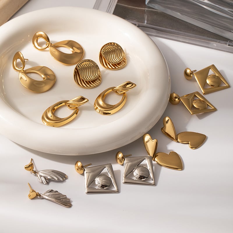 Sieviešu auskari no titāna tērauda, ģeometriski motīvi: rombs un zvaigzne, elektroplatēšana, Titanium Yue zīmols