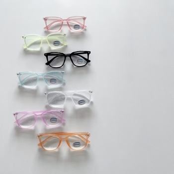 Dječje sunčane naočale s kvadratnim okvirom, UV380 zaštita, leće i okvir od smole, prijenos svjetla kategorije 2