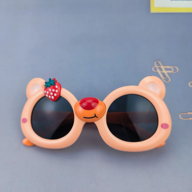 Gyerek napszemüveg Strawberry Bear Cartoon - UV380, teljes PC keret, poligon forma
