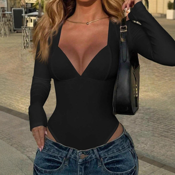 Jumpsuit ar dziļu V kaklu, kapuci un garām piedurknēm; Milk Silk audums; Poliesters 95% + Elastāns 5%; 3/4 garuma kājas