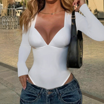 Jumpsuit ar dziļu V kaklu, kapuci un garām piedurknēm; Milk Silk audums; Poliesters 95% + Elastāns 5%; 3/4 garuma kājas