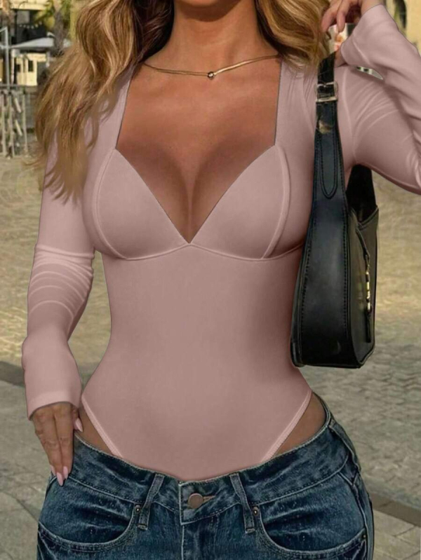 Jumpsuit ar dziļu V kaklu, kapuci un garām piedurknēm; Milk Silk audums; Poliesters 95% + Elastāns 5%; 3/4 garuma kājas