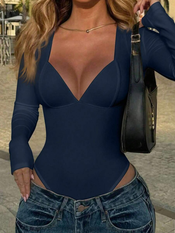 Jumpsuit ar dziļu V kaklu, kapuci un garām piedurknēm; Milk Silk audums; Poliesters 95% + Elastāns 5%; 3/4 garuma kājas