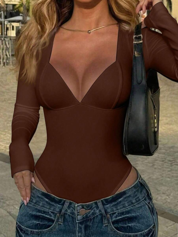 Jumpsuit ar dziļu V kaklu, kapuci un garām piedurknēm; Milk Silk audums; Poliesters 95% + Elastāns 5%; 3/4 garuma kājas