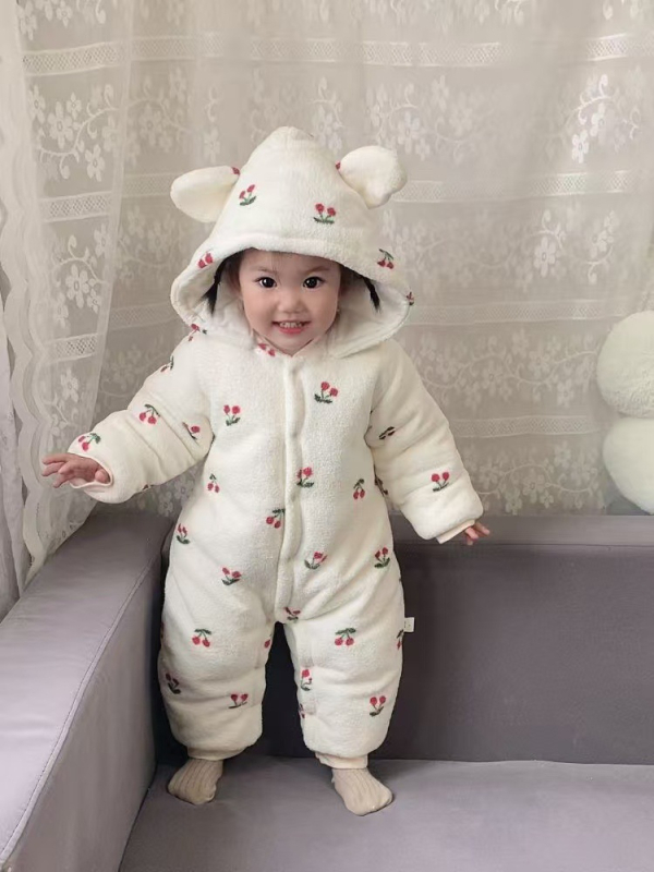 Bērnu kombinezonā ar biezinātu pildījumu, 100% kokvilna, polārfleece audums, piemērots zīdaiņiem no dzimšanas līdz 12 mēnešiem.